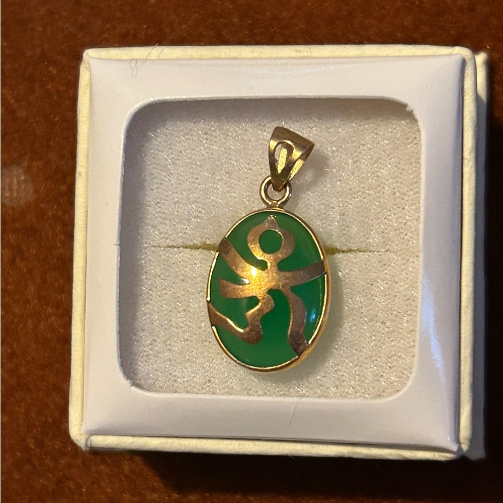 Jade pendant with gold